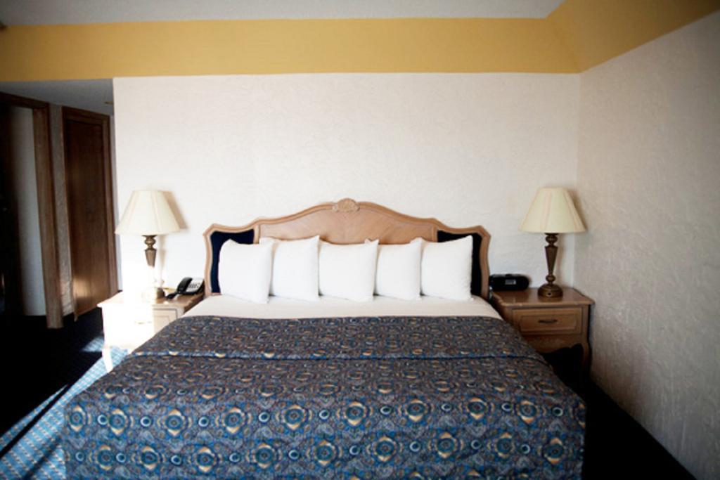 The Chateau Bloomington Hotel And Conference Center Room photo